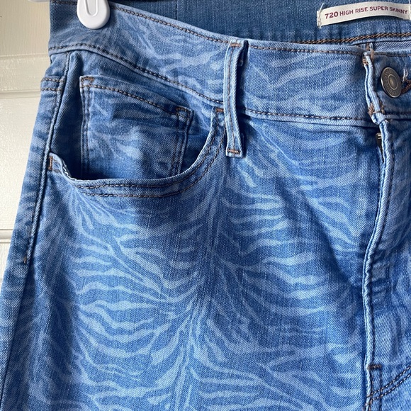 Levi’s High Rise Super Skinny Animal Print Jeans 32” Waist - Picture 2 of 4